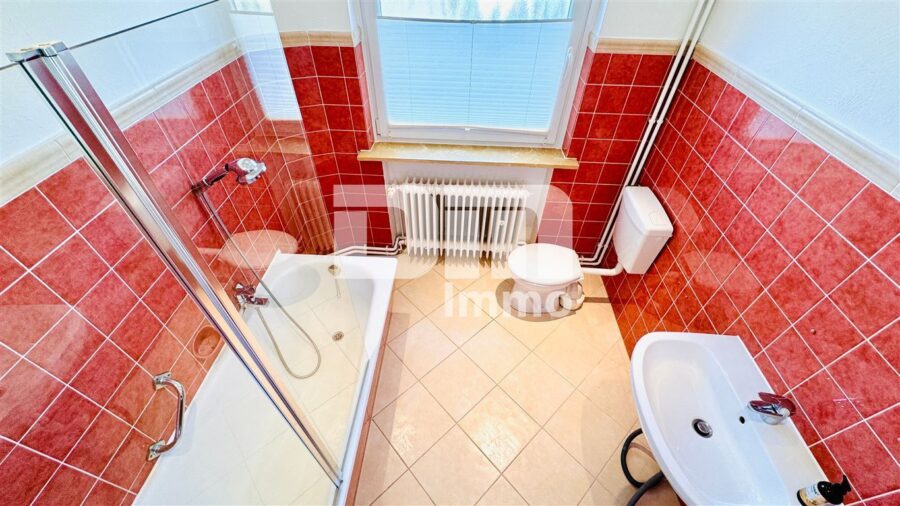 Modernisiertes Dreifamilienhaus + 2 Garagen in idyllischer Lage / großes Grundstück / Panoramablick - 1.OG WE2 Badezimmer / Wanne